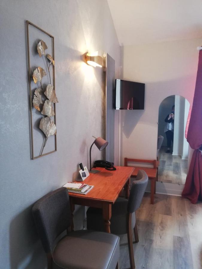 Logis Hotel Restaurant L'Oree Des Bois La Breille-les-Pins エクステリア 写真
