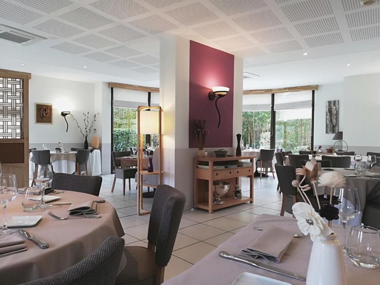 Logis Hotel Restaurant L'Oree Des Bois La Breille-les-Pins エクステリア 写真